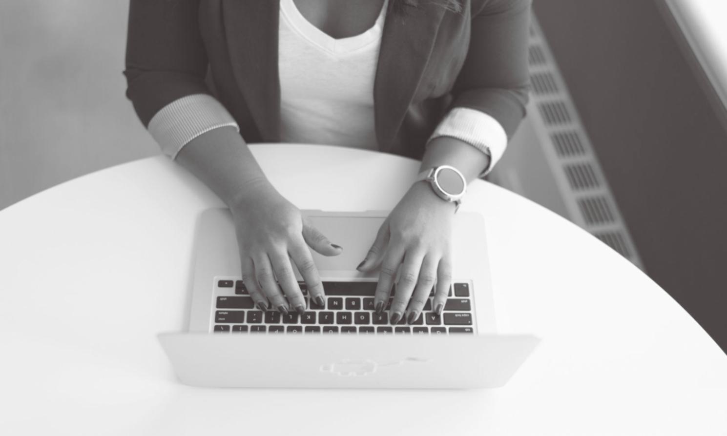 Bureau de conseil financier moderne avec analystes travaillant sur des modèles d'évaluation