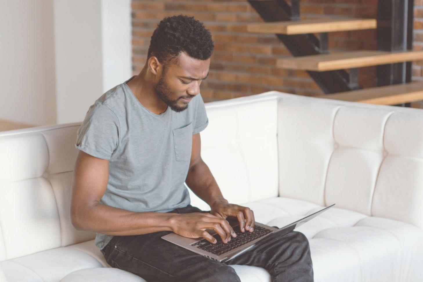 Analyste travaillant sur des modèles financiers complexes